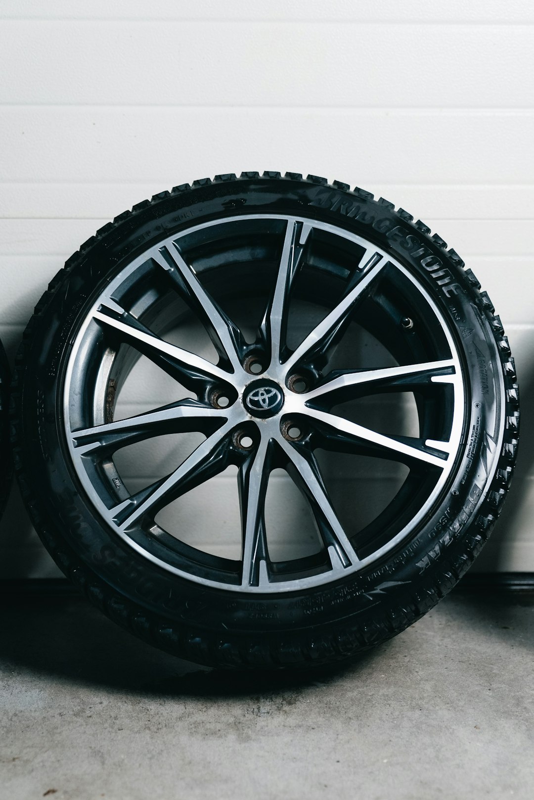 a-car-wheel-with-a-tire-and-rim-fhr4dnjz9mm